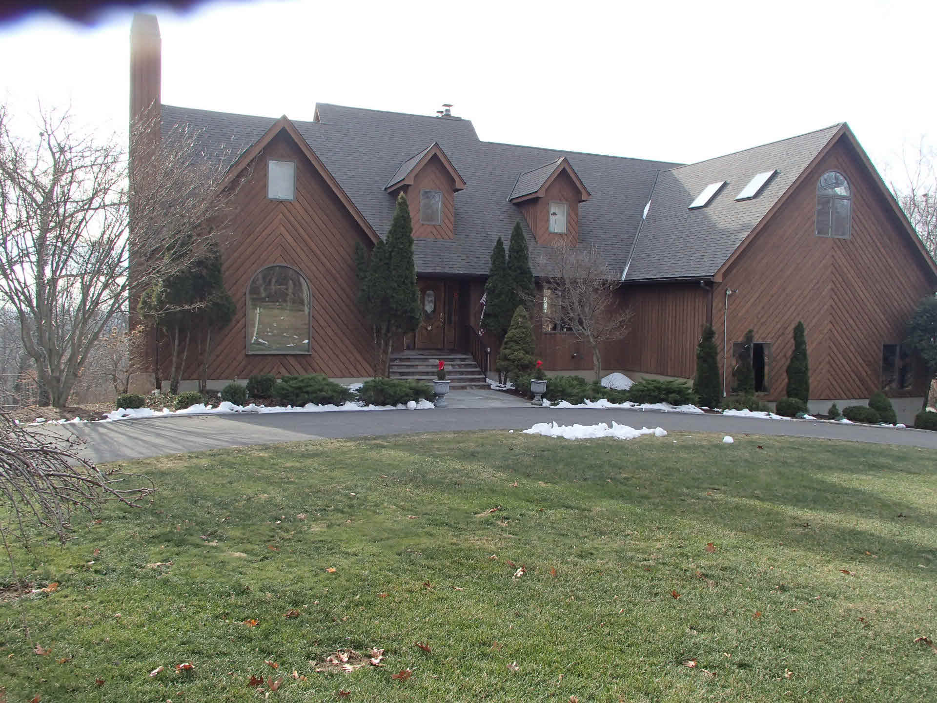 Building photograph for 5 ROUND HILL LN